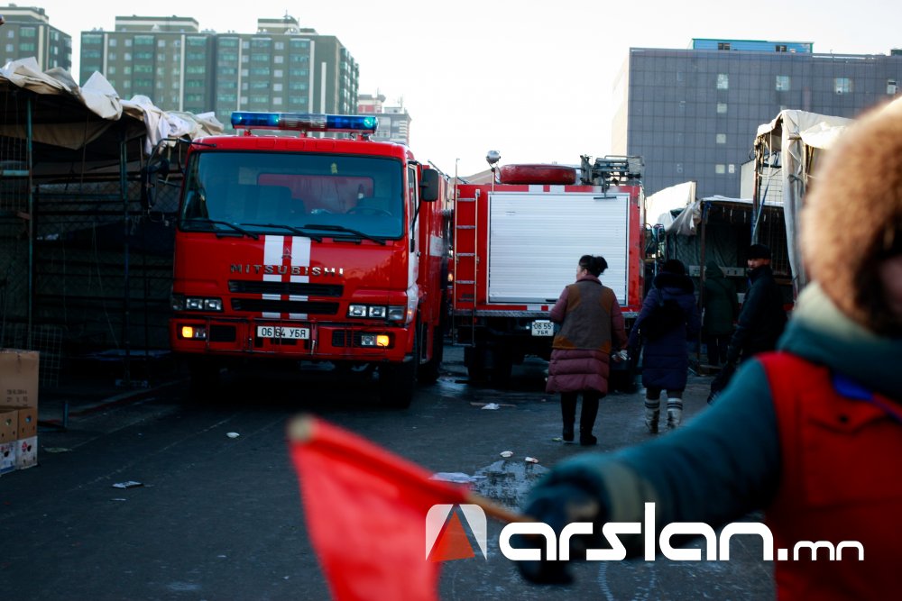 Нарантуул захад гарсан галыг унтраахаар ажиллаж байна