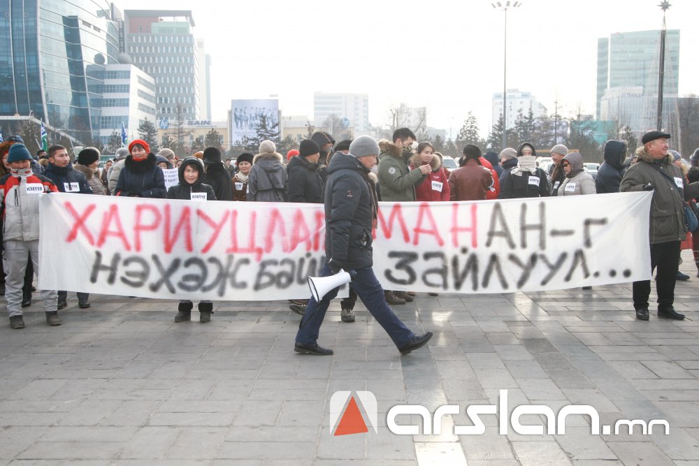 ФОТО: Нэхүүлүүд УИХ-ын дарга М.Энхболдыг эсэргүүцэж жагсаал зохион байгууллаа