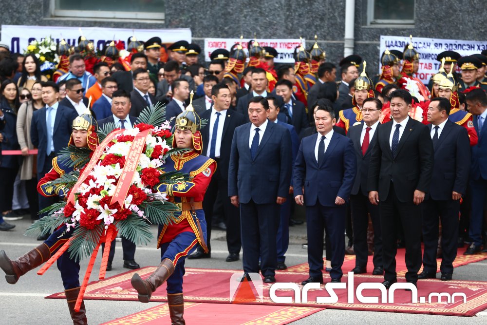 Төрийн гурван өндөрлөг хэлмэгдэгсдийн хөшөөнд хүндэтгэл үзүүлж цэцэг өргөлөө