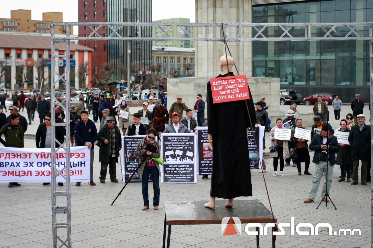 ФОТО: “Эрдэнэт ҮЙЛДВЭРЭЭ АВАРЪЯ, шүүгчдийн АВЛИГЫГ зогсооё“ жагсаал боллоо