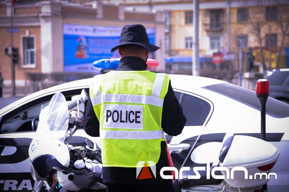 Жолооч нар цагдаагийн алба хаагчийн нүдэн дээр дүрэм зөрчиж танхайрч байна