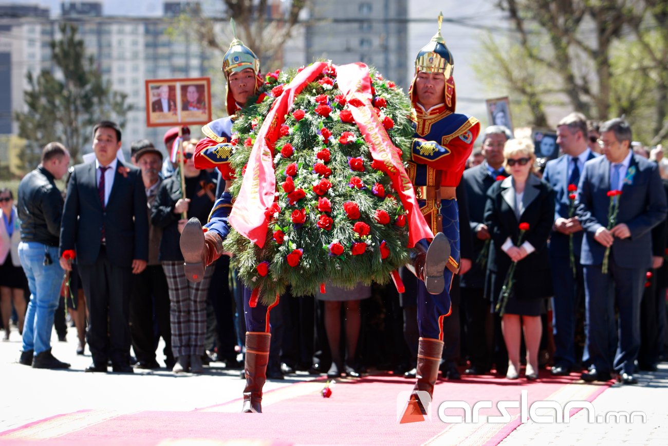 ФОТО: ЗӨВЛӨЛТИЙН ДАЙЧДЫН ХӨШӨӨНД цэцэг өргөлөө