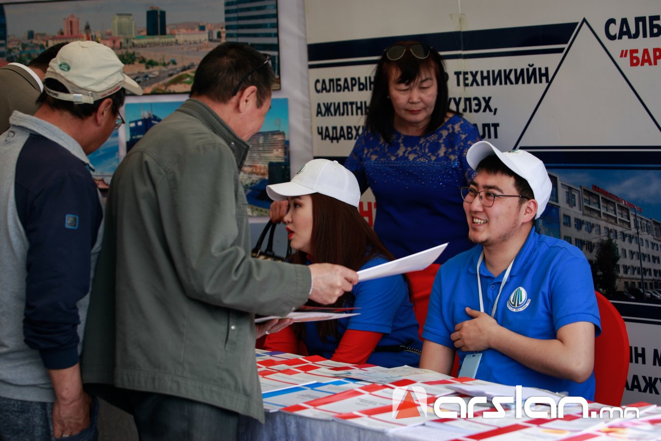 ФОТО: Барилгын хөгжлийн төвийн асар хүн олонтой байна