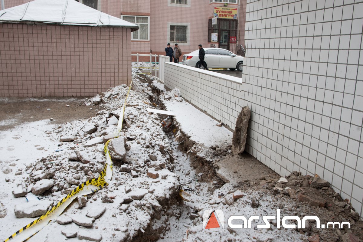 “Богд-Ар“ хороолол өндөр хүчдэлийн шугамыг явган хүний зам дор булж, аюултай нөхцөл үүсгэжээ