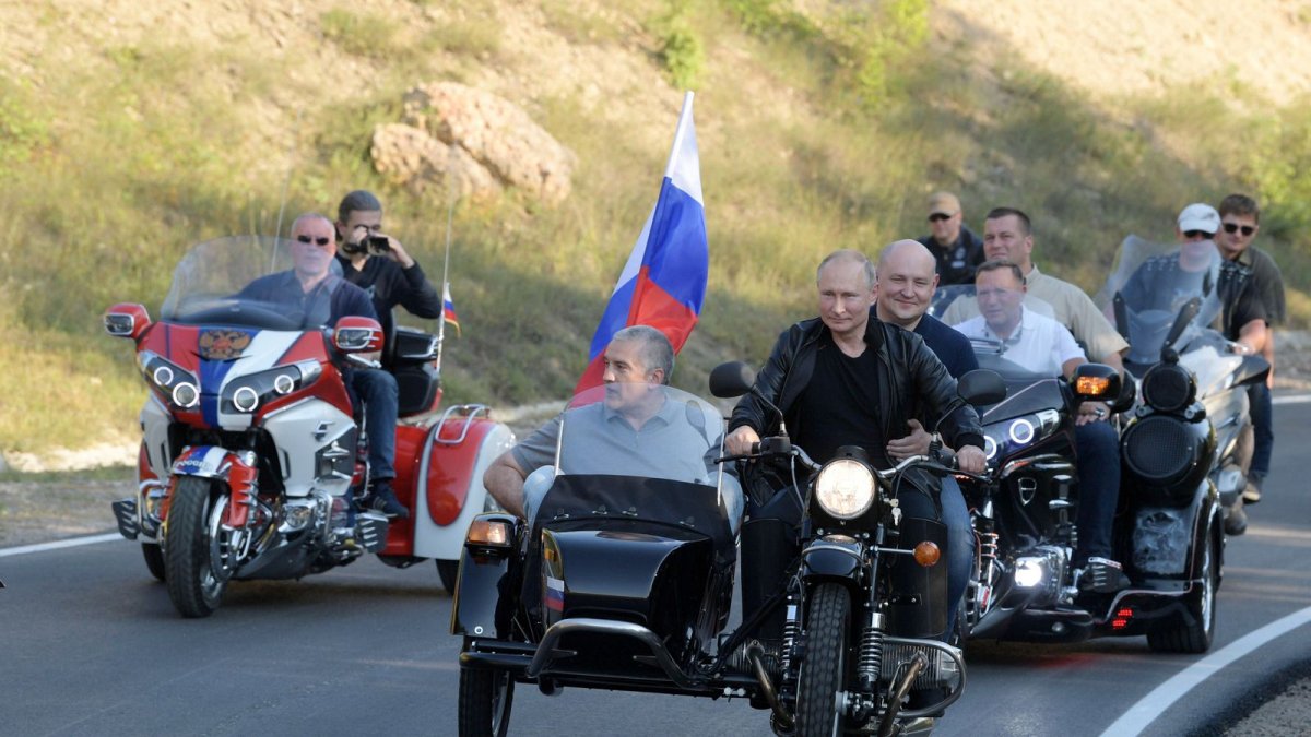 Владимир Путин Оросын далбаа мандуулсан урал мотоцикль хөлөглөв