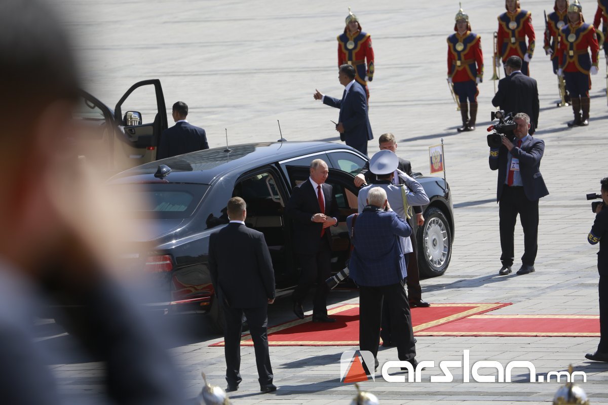 ФОТО: Хүндэт зочин  В.В.Путин Төв талбай болон Төрийн ордонд