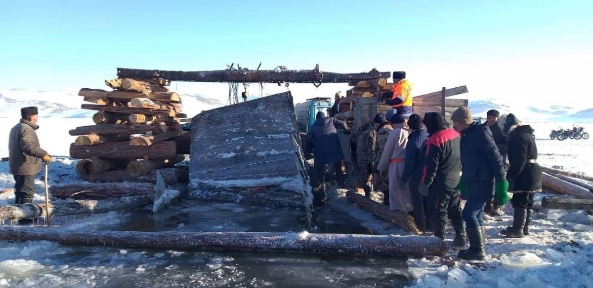 “Даян” нууранд цөмөрсөн автомашиныг дөрвөн өдөр ажиллан, татаж гаргалаа