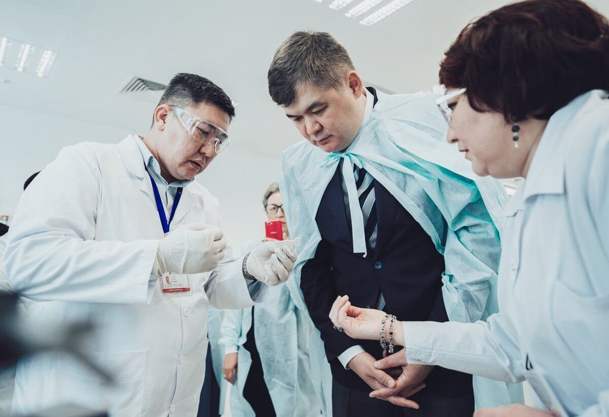 Казахстаны эрүүл мэндийн сайд коронавирусийн халдвар авчээ