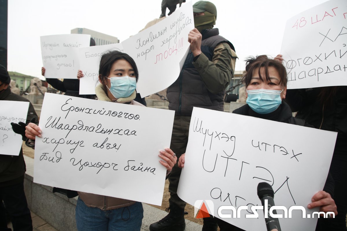 Шударга бус шүүгчдийн асуудлаар ерөнхийлөгчид хандсан иргэн Б.Сарнай шаардлагынхаа хариуг авахаар ЖАГСАЖ байна