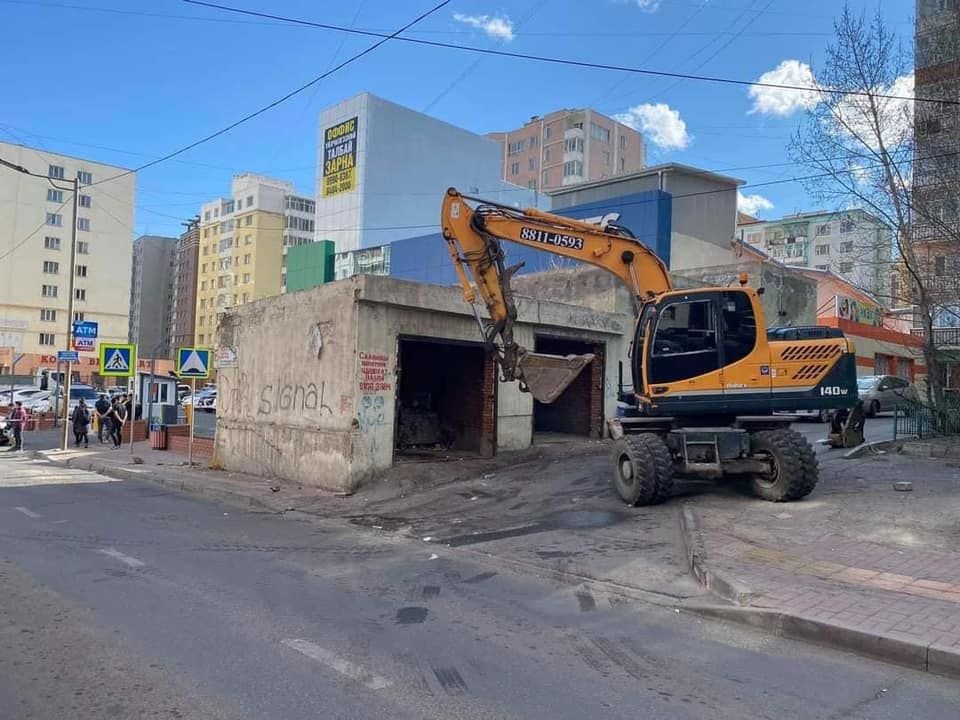 Бөхийн өргөөний урд талын гараашууд болон UB паласын үерийн даланг дагасан чингэлгүүдийг чөлөөлж байна