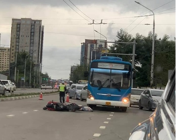 СЭРЭМЖЛҮҮЛЭГ: Мотоцикл автобустай мөргөлдсөн осол гарч, мотоциклын жолооч амиа алджээ