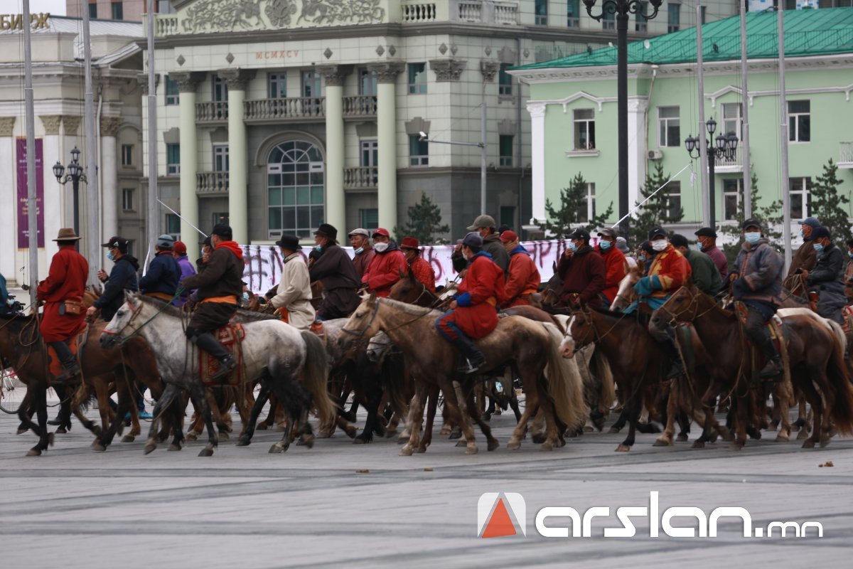 “Yes naadam”-ынхан ҮАБЗ-д шаардлага хүргүүлж, Монгол дээлтэй жагсана