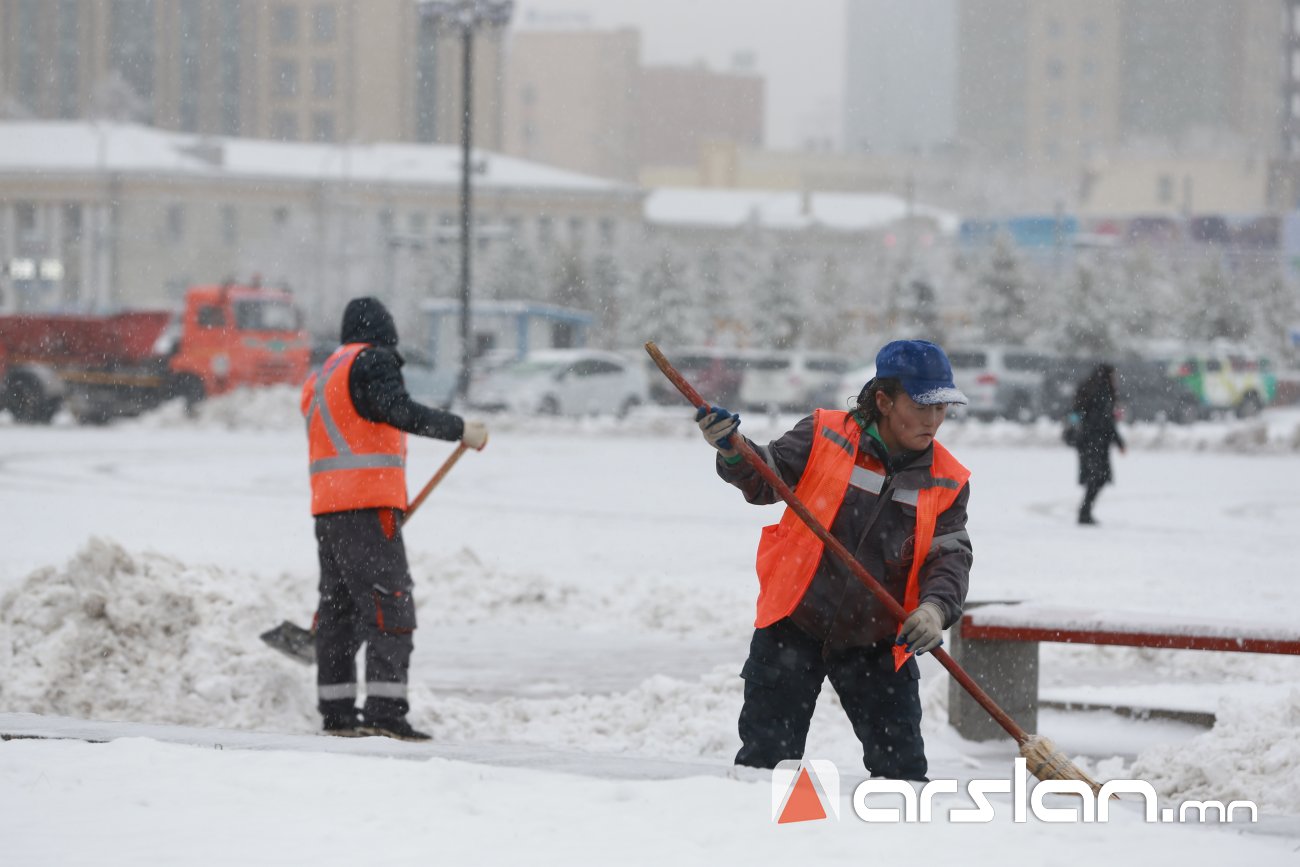 Т.Гантөмөр: 1,000 орчим ажилтан, албан хаагч цас цэвэрлэхээр ажиллаж байна