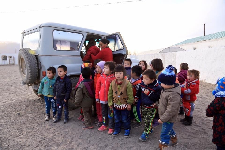 ЗӨВХӨН МОНГОЛД: УАЗ-469 машинд 36 хүүхэд багтаасан түүх