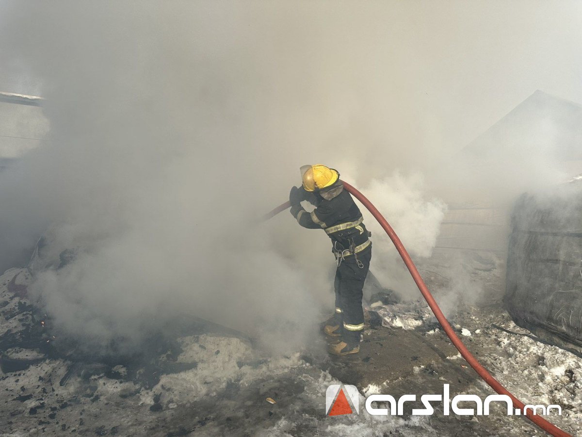 Байшингийн дээвэр шатаж, 35 настай эрэгтэй эмнэлэгт хүргэгджээ