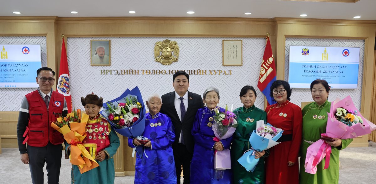 ХАН-УУЛ ДҮҮРГИЙН САЙН ДУРЫН АХМАД АЖИЛТНУУД ТӨРИЙН ДЭЭД ОДОН, МЕДАЛИАР ШАГНАГДЛАА 