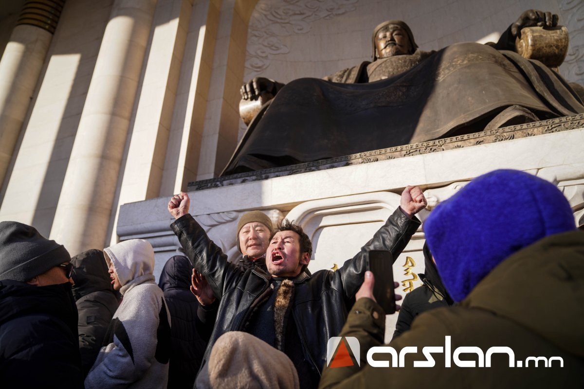 ФОТО: Зохион байгуулалттай зарим бүлэг хүмүүс эмх замбараагүй байдалд үүсгэж, Төрийн ордон руу дайрав