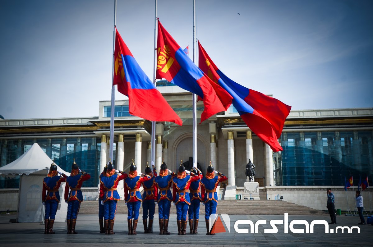 Бүгд найрамдах Улсаа тунхаглаж, Үндсэн хуулиа баталсан баярын өдөр тохиож байна