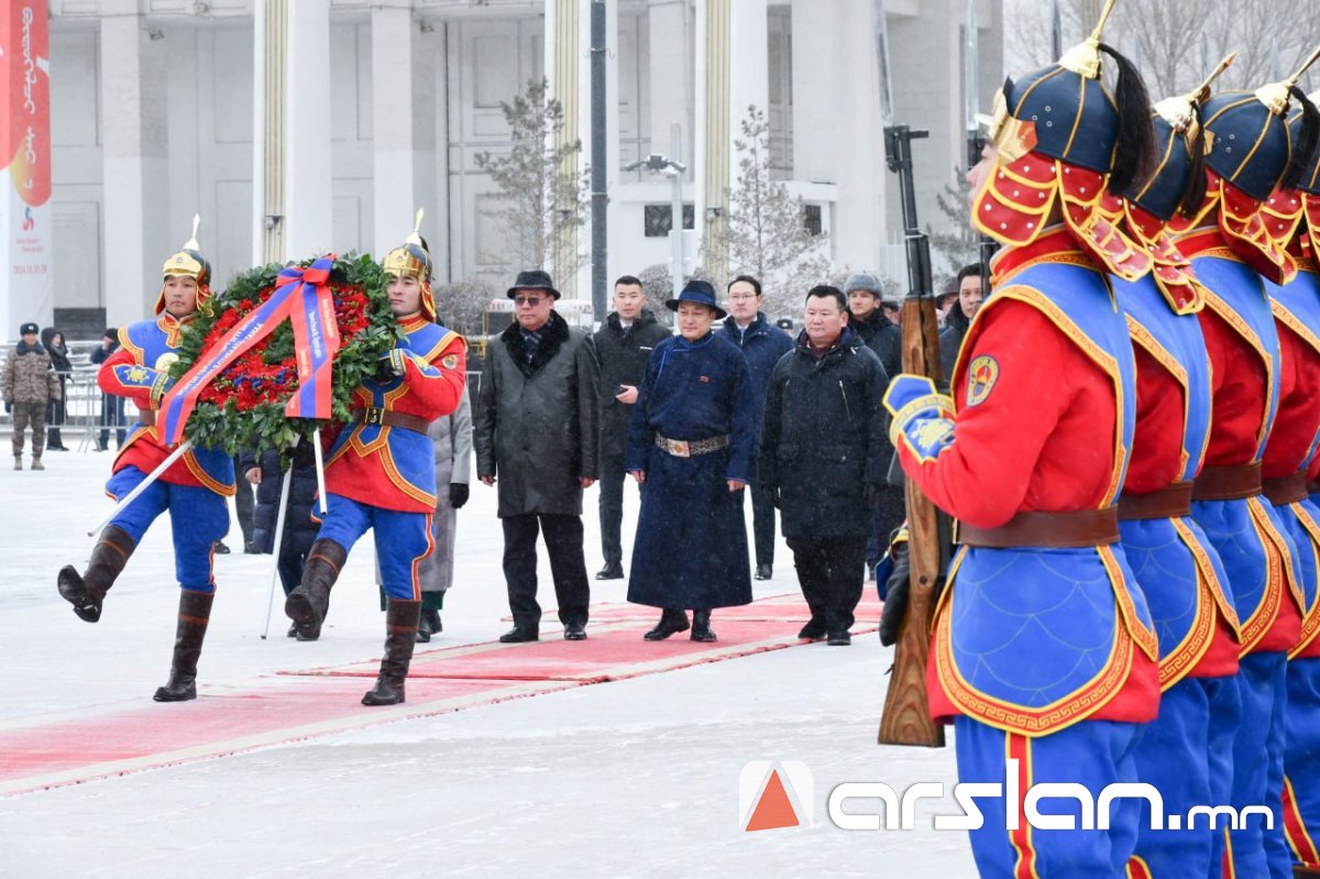 УИХ-ын дарга Д.Амарбаясгалан тэргүүтэй хүмүүс Жанжин Д.Сүхбаатарын хөшөөнд цэцэг өргөлөө