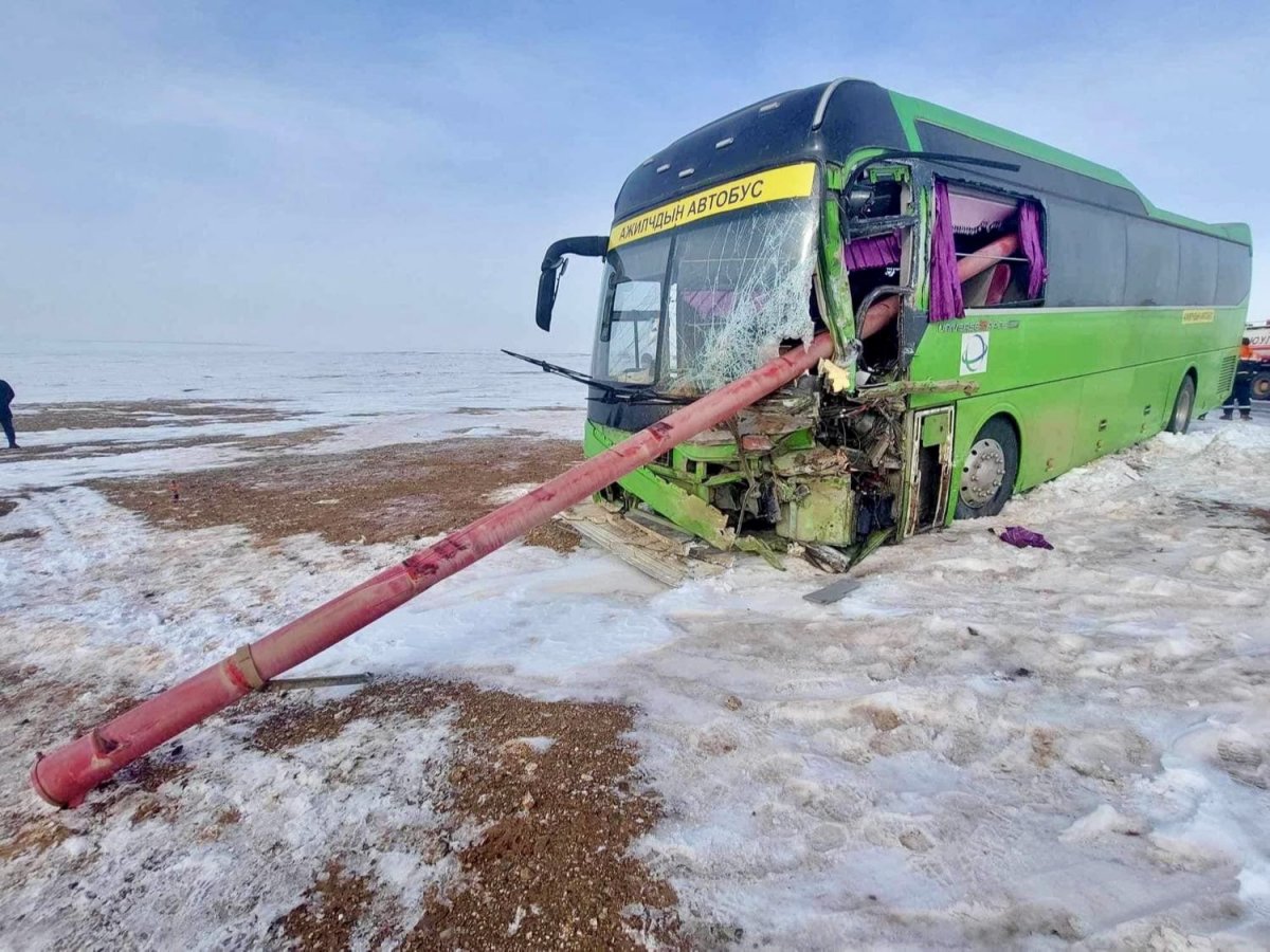 “Энержи ресурс” компаний автобус, “Петровис” компанийн шатахуун ачсан машинтай мөргөлдсөнөөс болж 6 хүн хүнд гэмтжээ 