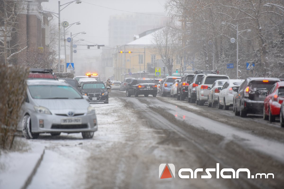 Гулгасны улмаас 4-5 метрийн гүнтэй жалганы ирмэг дээр тэгнэсэн машиныг татаж гаргажээ