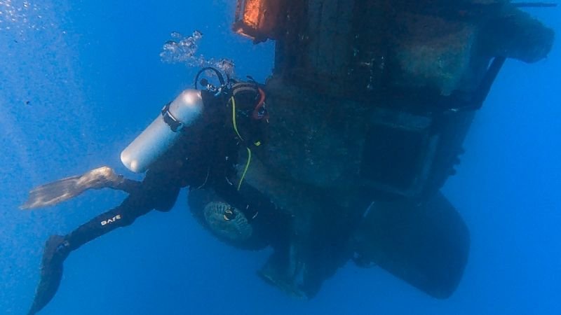 Хөвсгөл нуурт 35 жилийн өмнө живсэн Зил-130 загварын ачааны машиныг татан гаргажээ