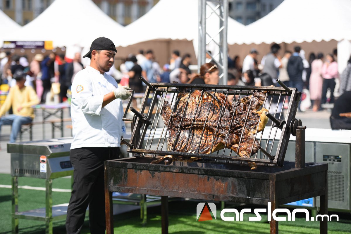 “UB Food Festival”; Арван метр урт пицца, шорлогоор иргэдийг дайлна