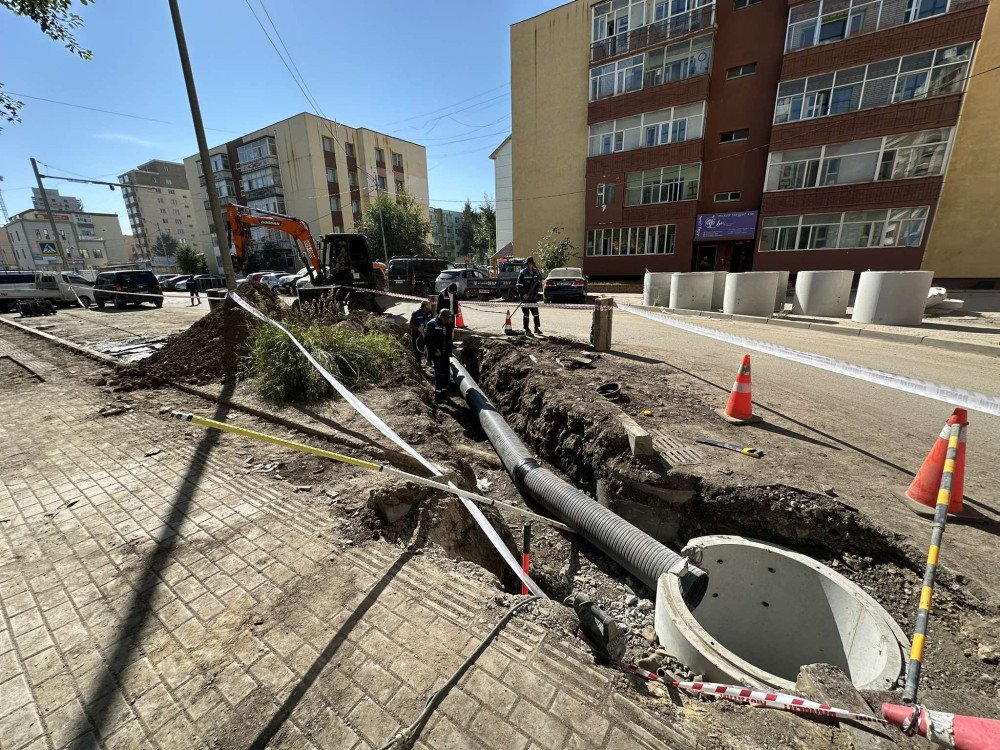 16-р сургуулийн урд талын авто замд ус зайлуулах шугам хоолой угсарч эхэллээ