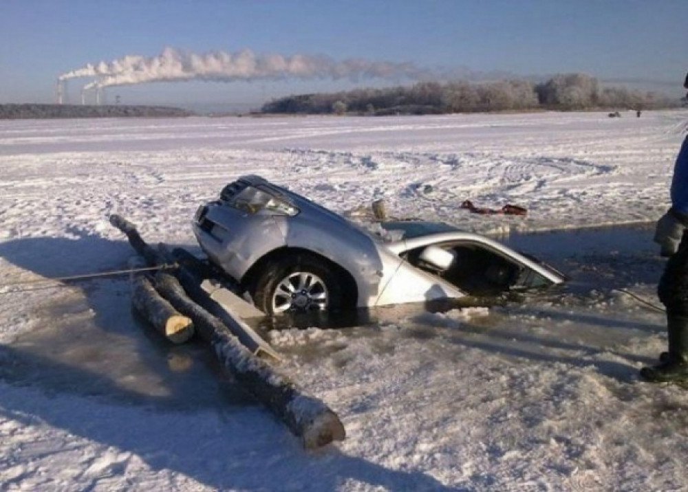 Нуурын мөс цөмөрснөөс машинтайгаа живсэн иргэнийг татаж гаргажээ